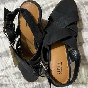 NWT cute heels